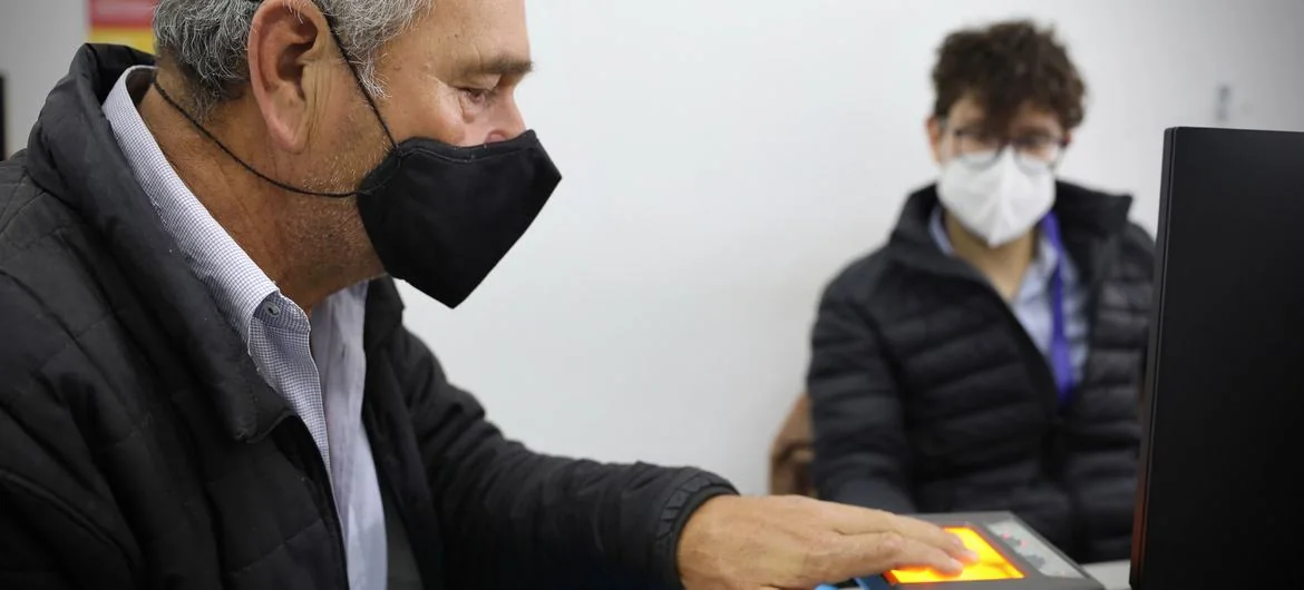 Un migrante de Venezuela realiza el registro biométrico migratorio en el Ministerio del Interior en Quito, Ecuador.