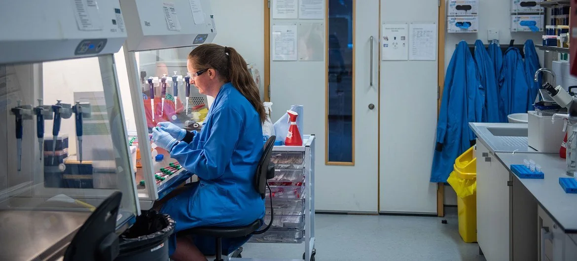 Científicos trabajando en la Universidad de Oxford para desarrollar una vacuna contra el COVID-19.