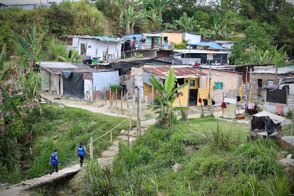 Vista aérea del personal de la OIM que ingresa al Pueblo de la Esperanza, un asentamiento espontáneo establecido por los venezolanos en Pacaraima. Foto: OIM/Gema Cortes