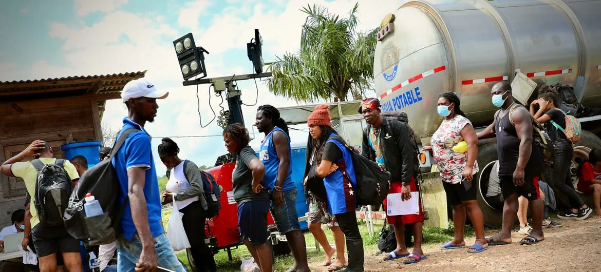 Migrantes haciendo cola en Lajas Blancas, Panamá, tras cruzar el Tapón del Darién