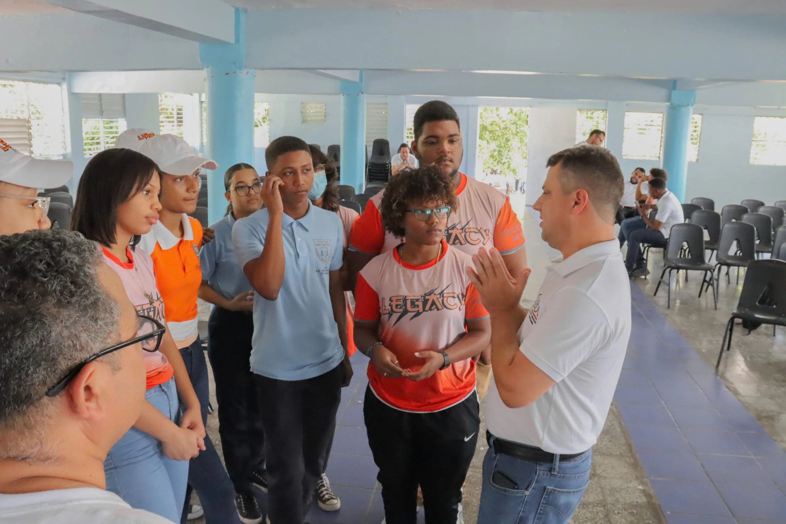 Fotografía histórica recuperada: «La Orquesta va a la Escuela», iniciativa de integración ejecutada por los músicos de la Orquesta Sinfónica Binacional Domínico Venezolana