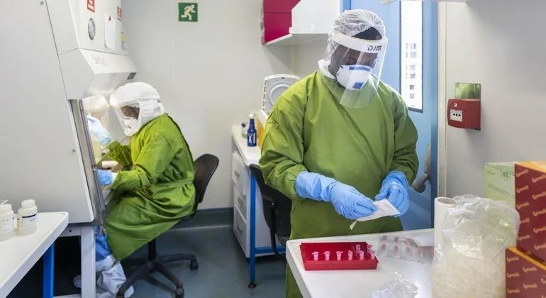 La Organización Mundial de la Salud ayuda a los países a reforzar su capacidad de hacer pruebas de COVID-19.