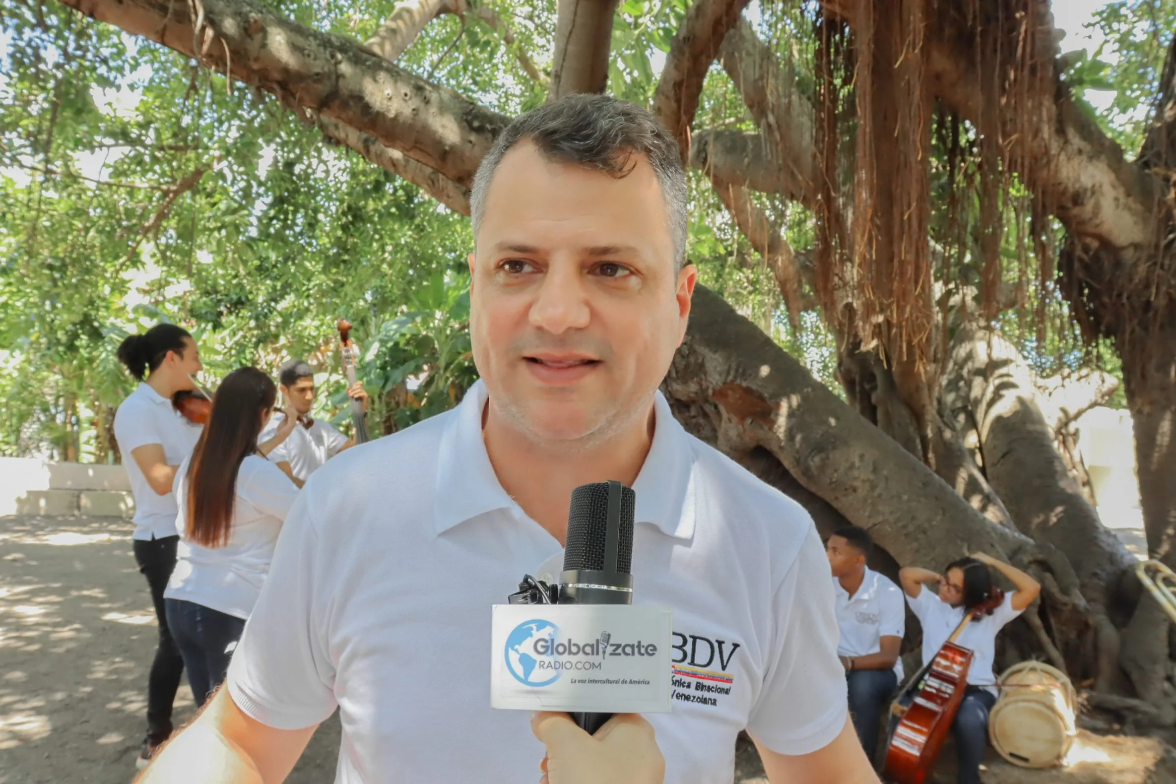 Fotografía histórica recuperada: «La Orquesta va a la Escuela», iniciativa de integración ejecutada por los músicos de la Orquesta Sinfónica Binacional Domínico Venezolana