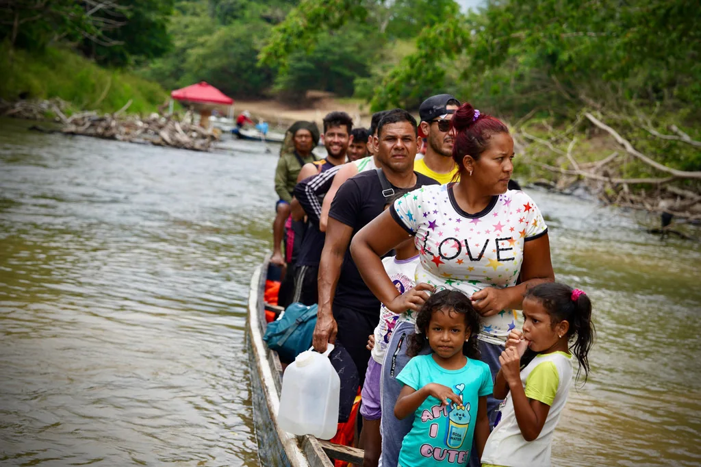 Migrantes de tres continentes convergen en el Darién.