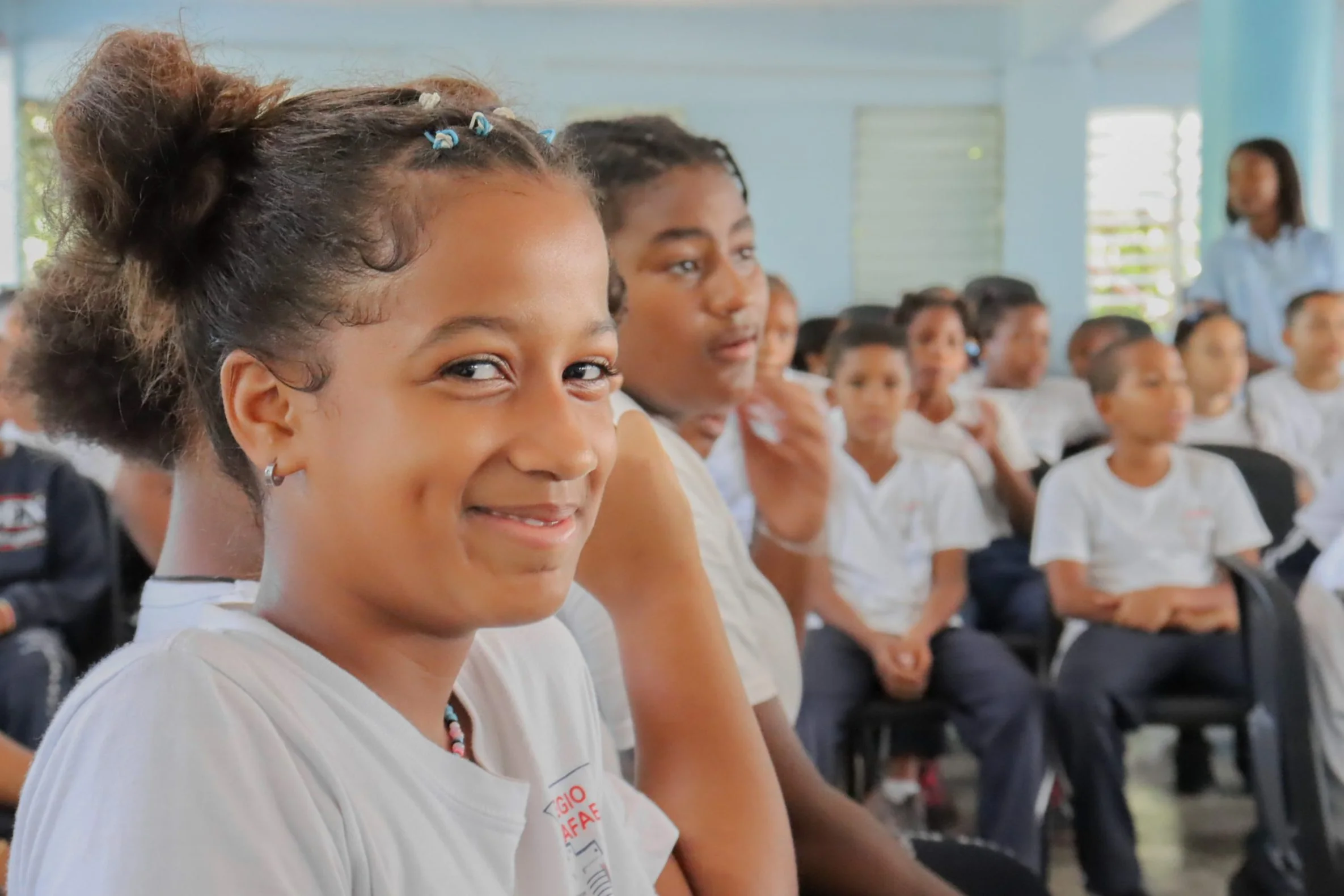 Fotografía histórica recuperada: «La Orquesta va a la Escuela», iniciativa de integración ejecutada por los músicos de la Orquesta Sinfónica Binacional Domínico Venezolana