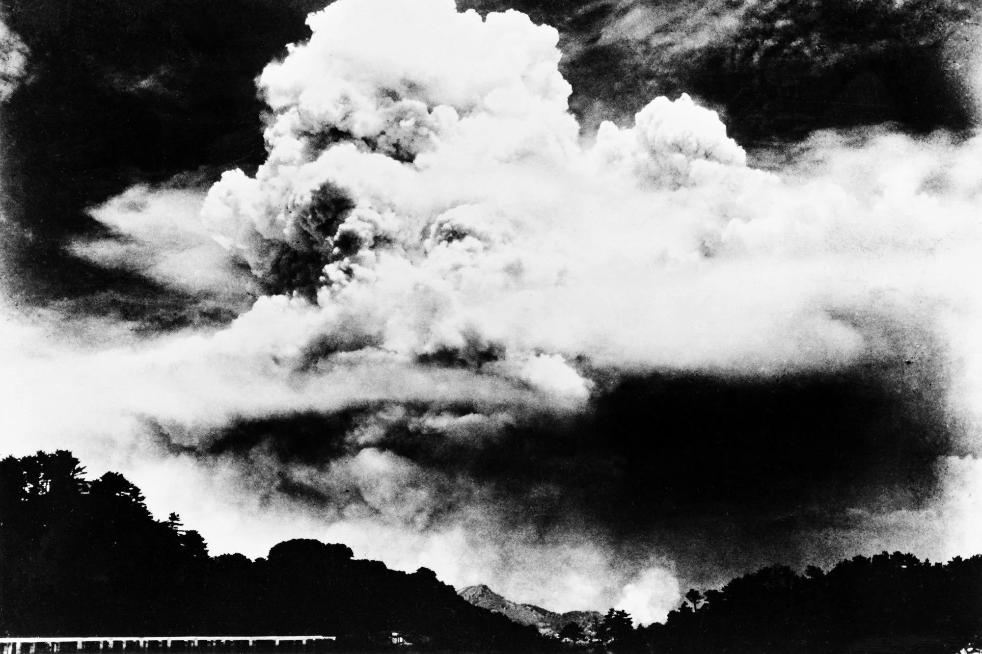 Nube atómica extendiéndose sobre Nagasaki hacia el medio día del 9 de agosto de 1945.