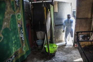 la labor de recoger los cuerpos recae en personas como Jhoan Faneite, de 35 años, y Luis Zerpa, de 21, que abandonaron Venezuela hace dos años para huir de la crisis económica de su país