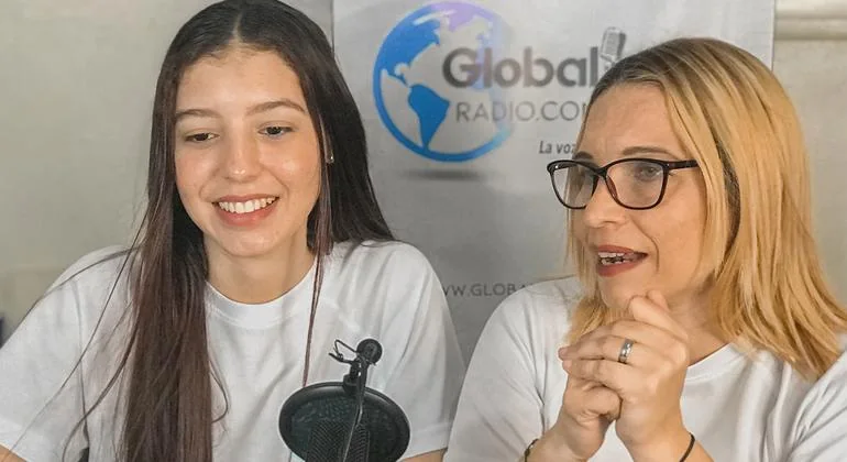 Gina y su hija durante una de las transmisiones.