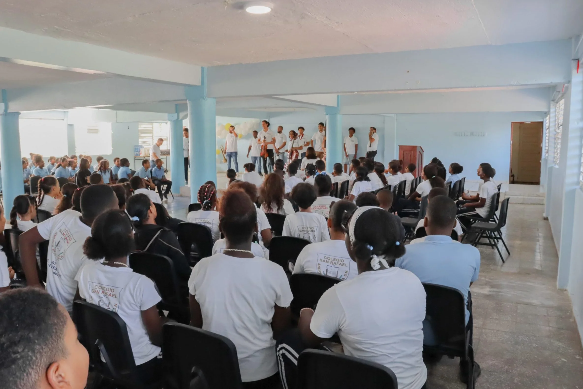 Fotografía histórica recuperada: «La Orquesta va a la Escuela», iniciativa de integración ejecutada por los músicos de la Orquesta Sinfónica Binacional Domínico Venezolana