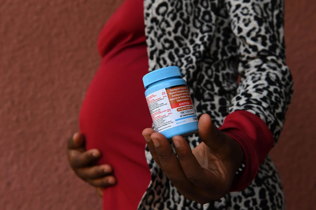 Una mujer embarazada de 20 años que nació con el VIH, toma la medicación para prevenir la transmisión de madre a hijo.