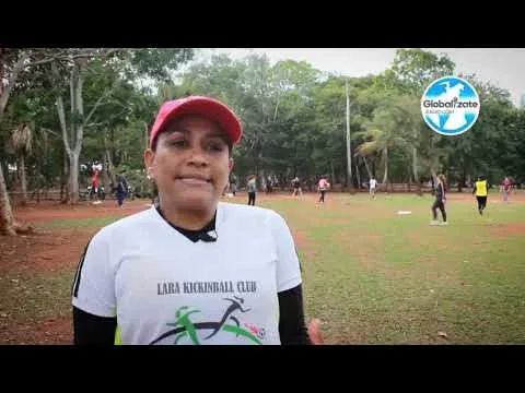 Vista previa de Mujeres migrantes venezolanas en RD entrenan «el Kickingball»para integrar esta iniciativa deportiva
