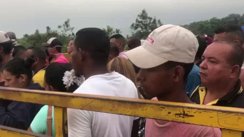 Vista previa de Migrantes venezolanos que cruzan la frontera hacia Colombia usan mascarillas para controlar propagación del #Covid19