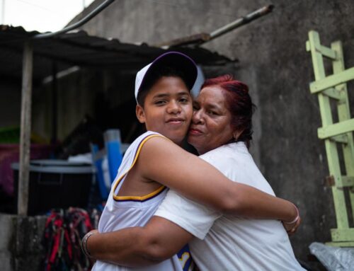 Ángel Pérez niño venezolano en Ecuador forma parte del proyecto «Voces: Defendiendo derechos, Tejiendo comunidad»